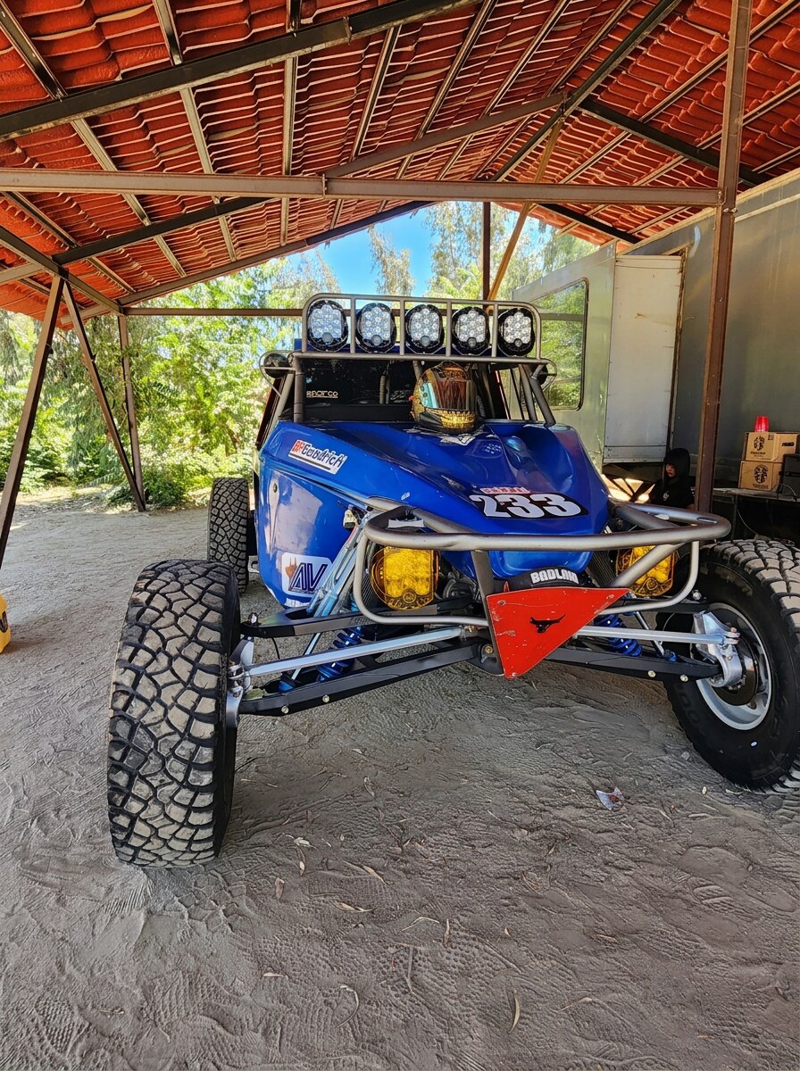 El buggy 233 del team bajo el techo del taller
